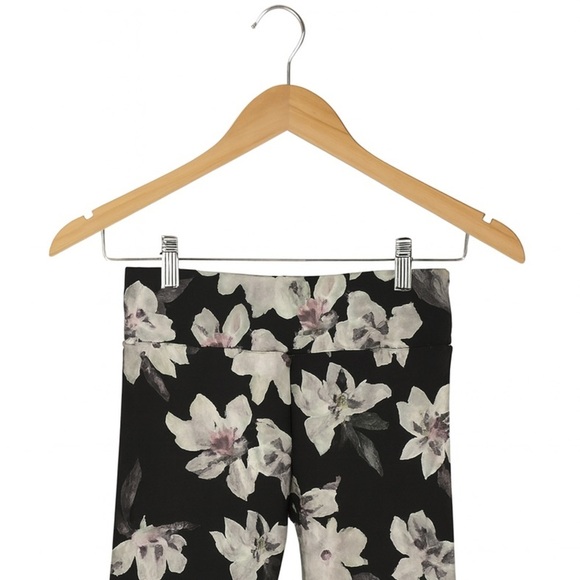 Zobha size small women’s navy floral leggings. Excellent condition. - Picture 2 of 2